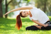 中国女篮通过战术板书交流提升年轻球员能力，女篮战术技巧